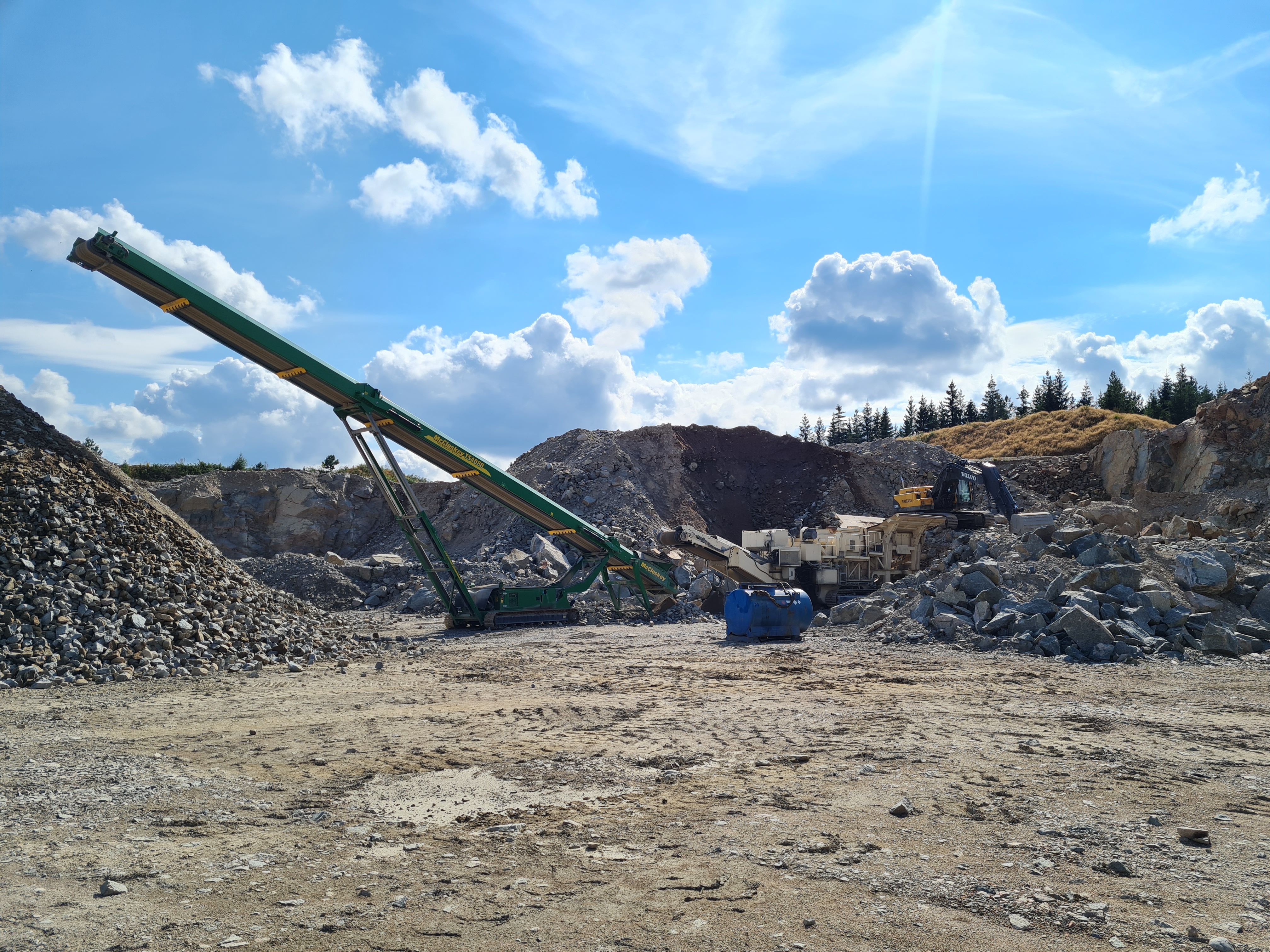 Kullens Materialhantering AB - Gräventreprenör & Bergtäkt Mellerud logotyp